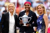 Serena Williams (M) poses with her last US Open title in 2014